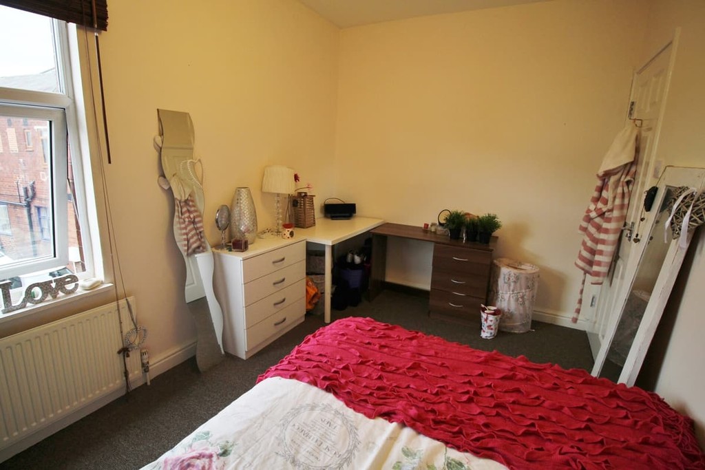 Photo of 6 Bedroom Mid Terraced House in 7a Cross Chapel Street, Leeds, LS6 3JE