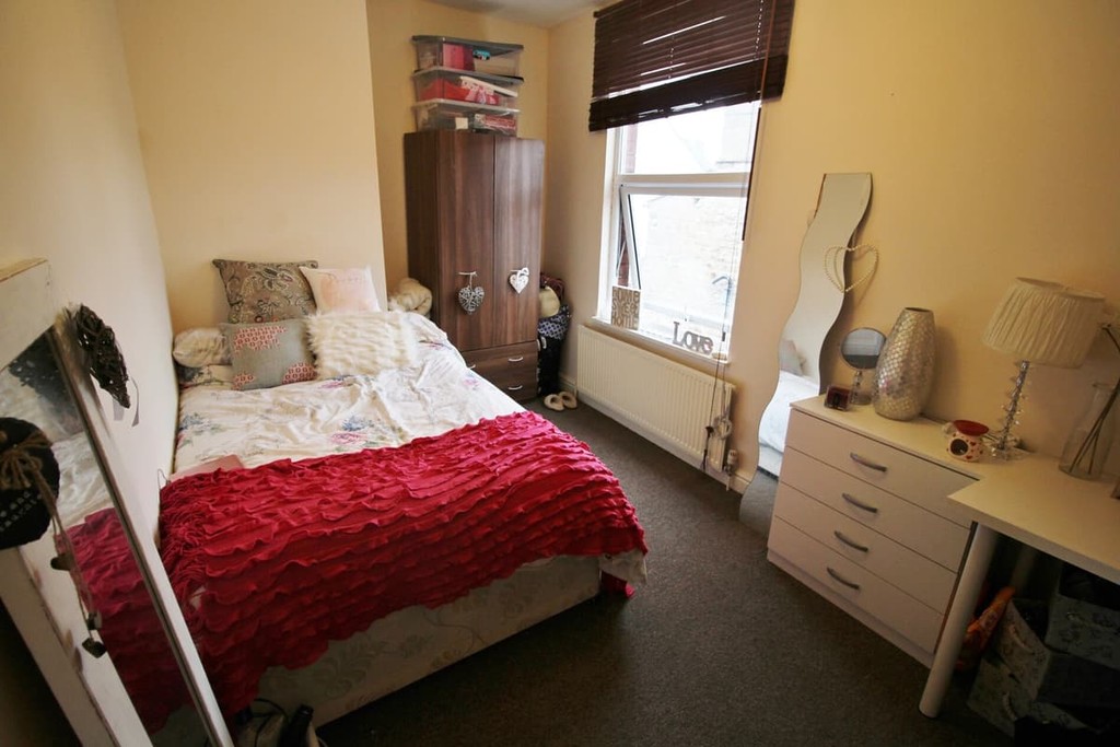 Photo of 6 Bedroom Mid Terraced House in 7a Cross Chapel Street, Leeds, LS6 3JE