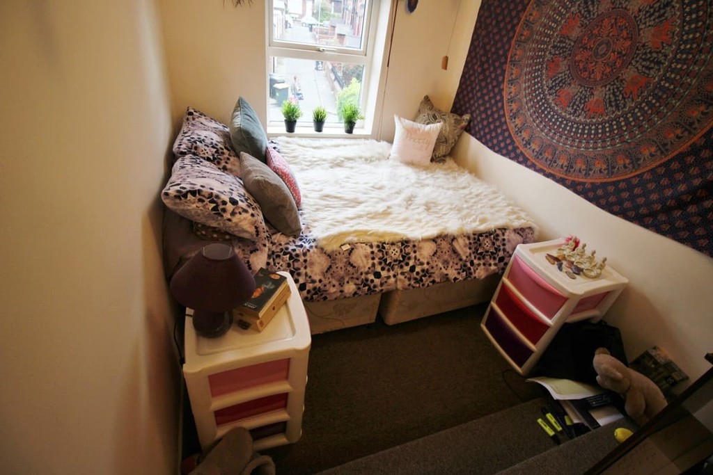Photo of 6 Bedroom Mid Terraced House in 7a Cross Chapel Street, Leeds, LS6 3JE