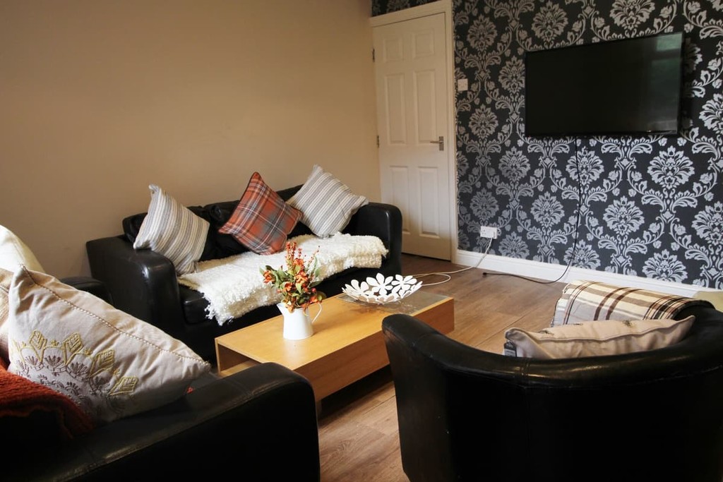 Photo of 6 Bedroom Mid Terraced House in 7a Cross Chapel Street, Leeds, LS6 3JE
