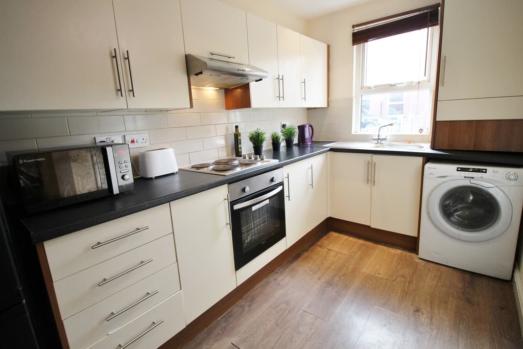 Photo of 6 Bedroom Mid Terraced House in 7a Cross Chapel Street, Leeds, LS6 3JE