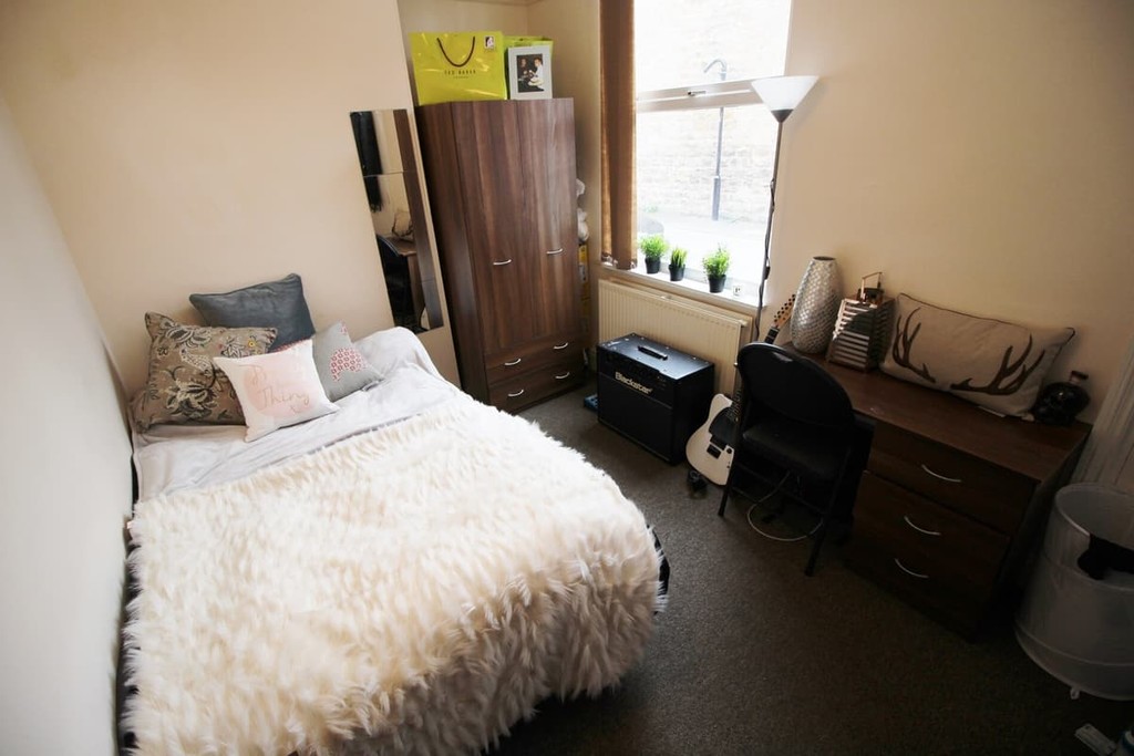 Photo of 6 Bedroom Mid Terraced House in 7a Cross Chapel Street, Leeds, LS6 3JE