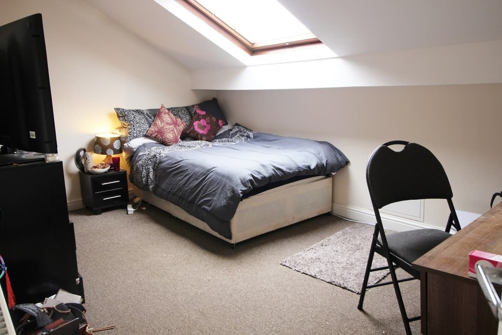 Photo of 6 Bedroom Mid Terraced House in 7a Cross Chapel Street, Leeds, LS6 3JE