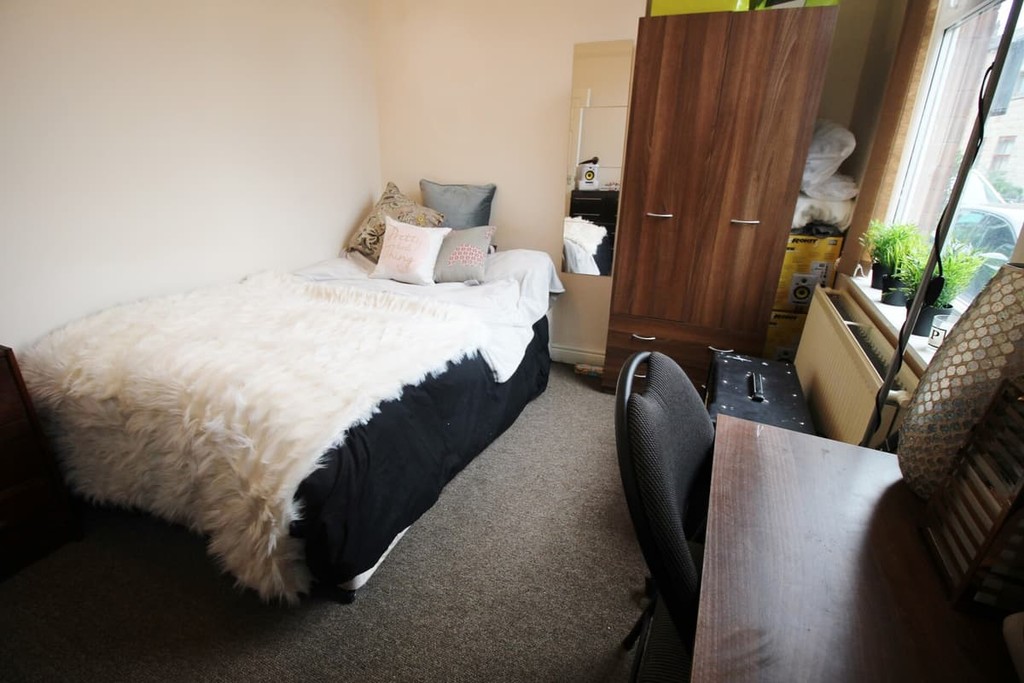 Photo of 6 Bedroom Mid Terraced House in 7a Cross Chapel Street, Leeds, LS6 3JE