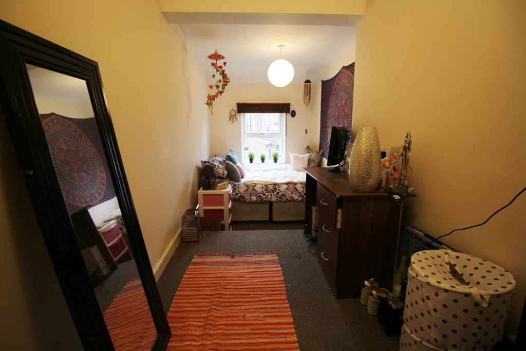 Photo of 6 Bedroom Mid Terraced House in 7a Cross Chapel Street, Leeds, LS6 3JE