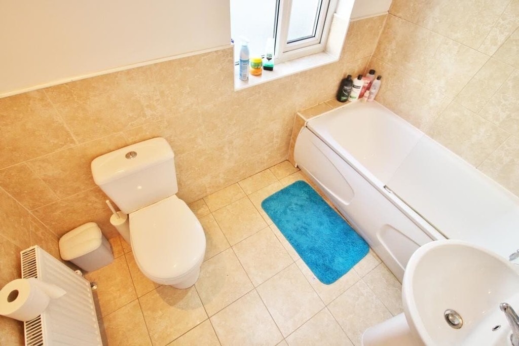 Photo of 6 Bedroom Semi-Detached House in 101 Headingley Mount, Leeds, LS6 3JX