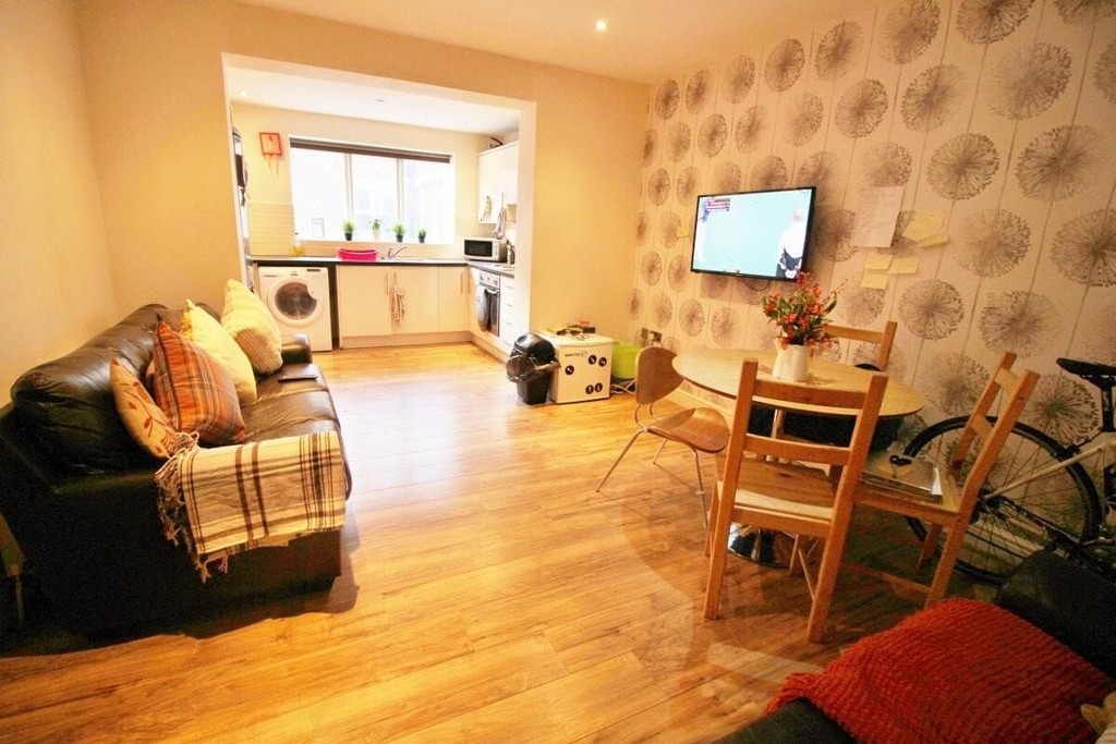 Photo of 6 Bedroom Semi-Detached House in 101 Headingley Mount, Leeds, LS6 3JX