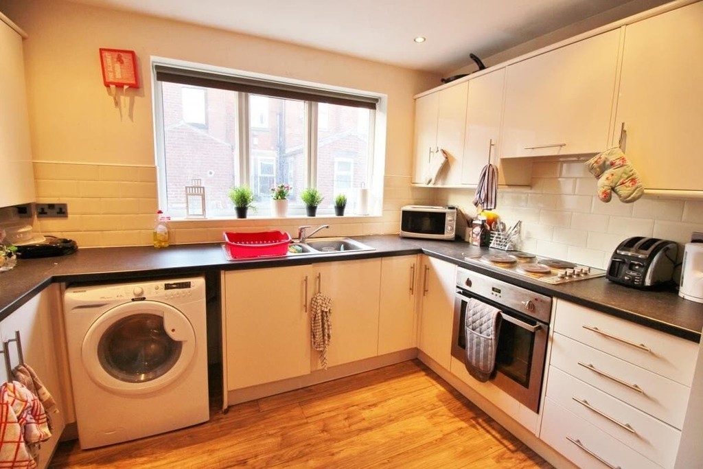 Photo of 6 Bedroom Semi-Detached House in 101 Headingley Mount, Leeds, LS6 3JX