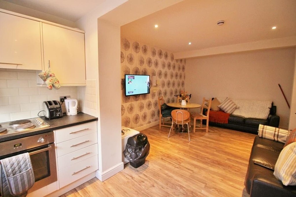 Photo of 6 Bedroom Semi-Detached House in 101 Headingley Mount, Leeds, LS6 3JX