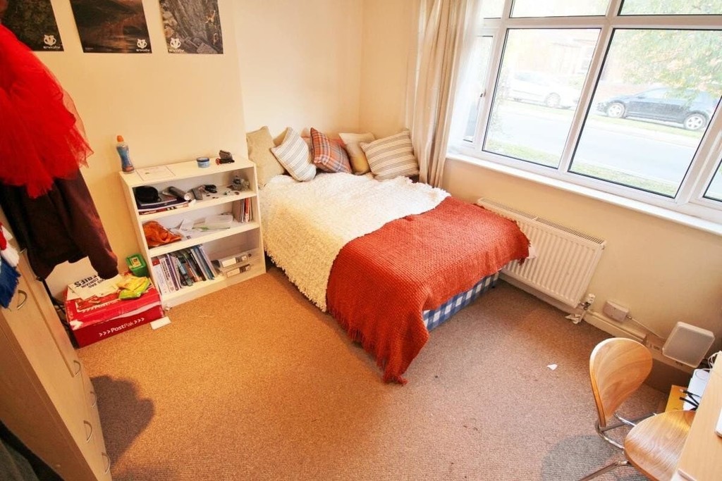 Photo of 6 Bedroom Semi-Detached House in 101 Headingley Mount, Leeds, LS6 3JX