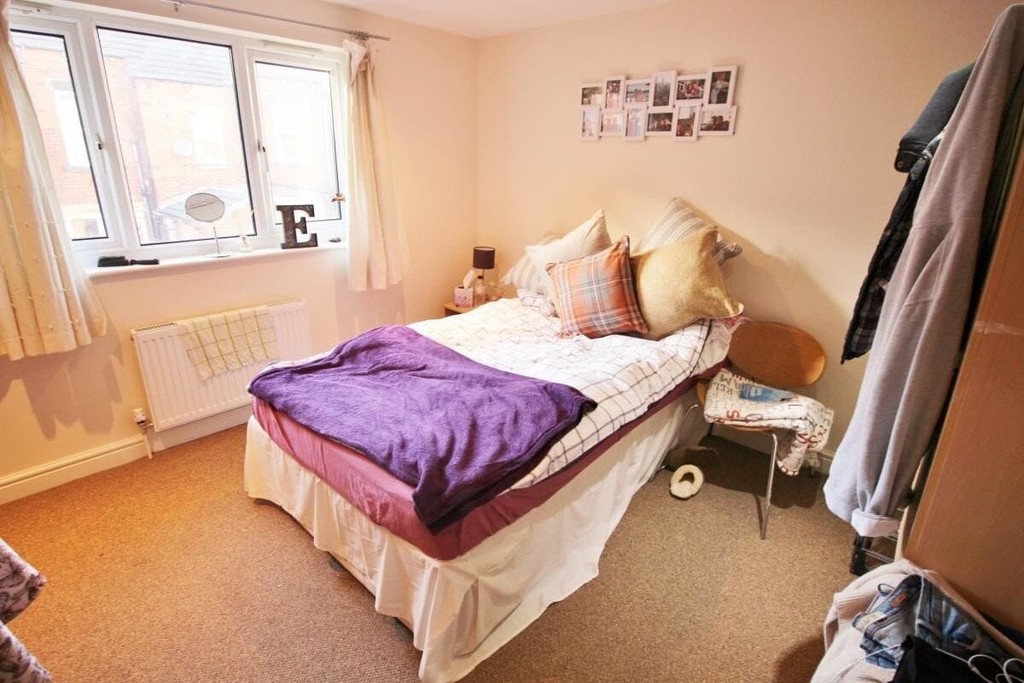 Photo of 6 Bedroom Semi-Detached House in 101 Headingley Mount, Leeds, LS6 3JX