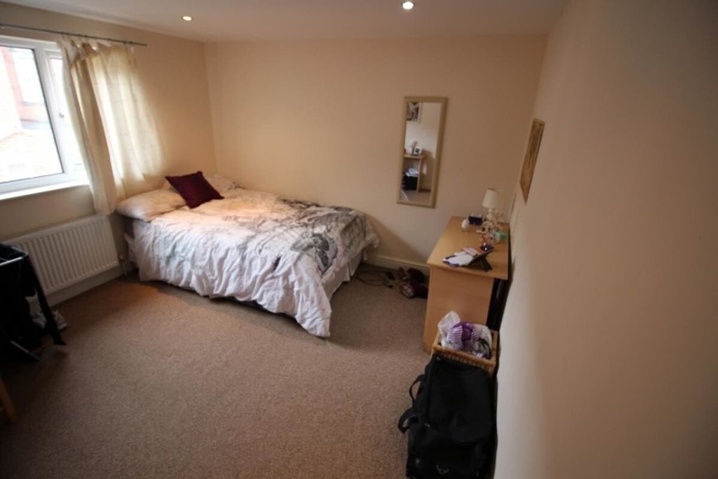 Photo of 6 Bedroom Semi-Detached House in 101 Headingley Mount, Leeds, LS6 3JX