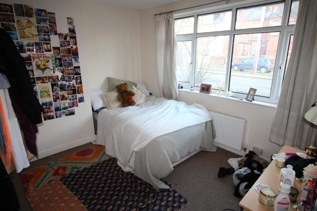 Photo of 6 Bedroom Semi-Detached House in 101 Headingley Mount, Leeds, LS6 3JX