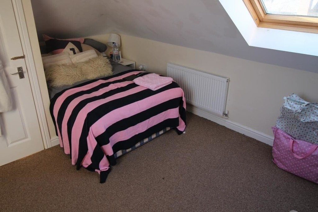 Photo of 6 Bedroom Semi-Detached House in 101 Headingley Mount, Leeds, LS6 3JX