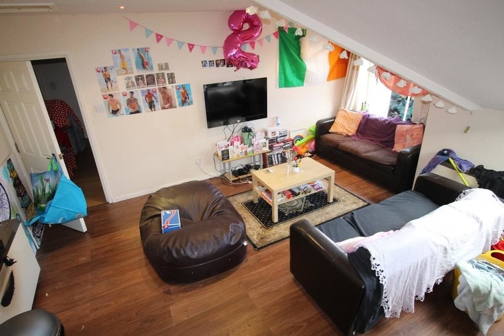 Photo of 6 Bedroom Flat in Flats 7 & 8, 71 Cardigan Road, Leeds, LS6 1EB