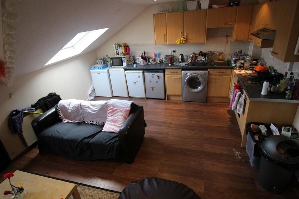 Photo of 6 Bedroom Flat in Flats 7 & 8, 71 Cardigan Road, Leeds, LS6 1EB