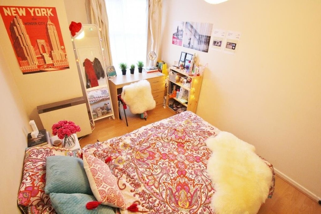 Photo of 6 Bedroom Flat in Flats 7 & 8, 71 Cardigan Road, Leeds, LS6 1EB