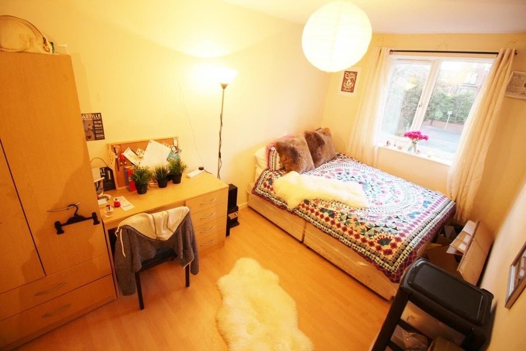 Photo of 6 Bedroom Flat in Flats 7 & 8, 71 Cardigan Road, Leeds, LS6 1EB