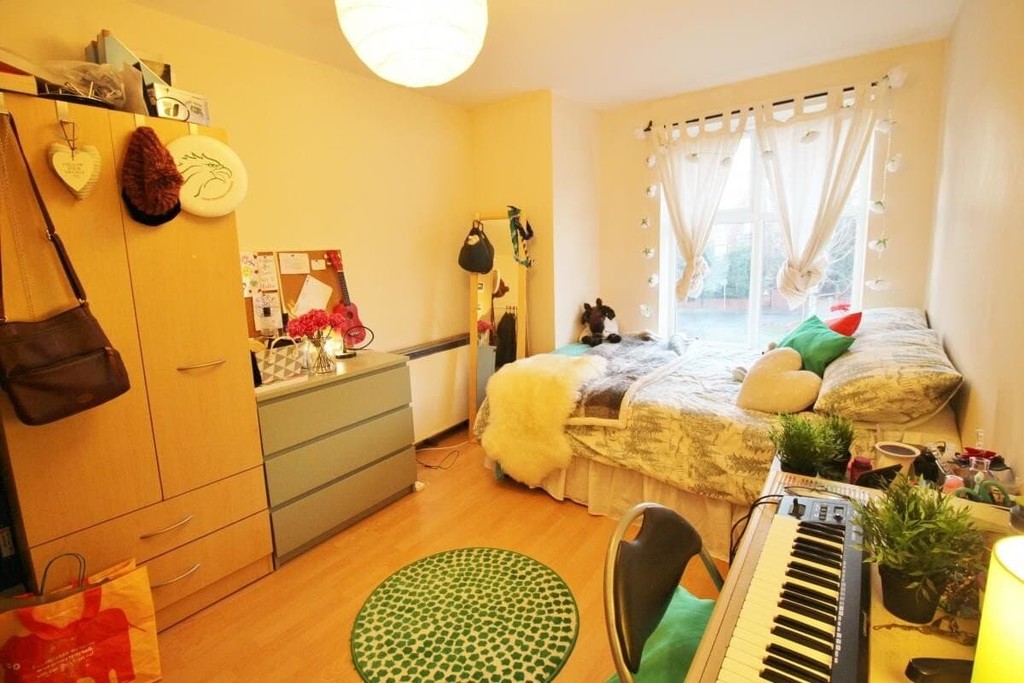 Photo of 6 Bedroom Flat in Flats 7 & 8, 71 Cardigan Road, Leeds, LS6 1EB