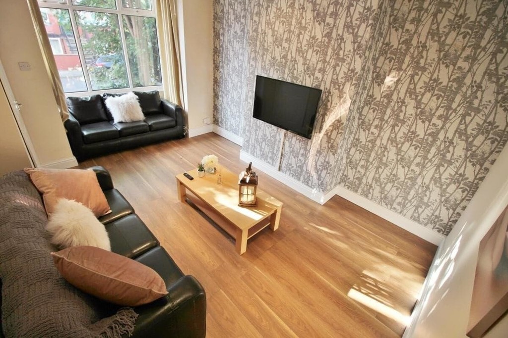 Photo of 6 Bedroom Mid Terraced House in 19 Beechwood Mount, Leeds, LS4 2NQ