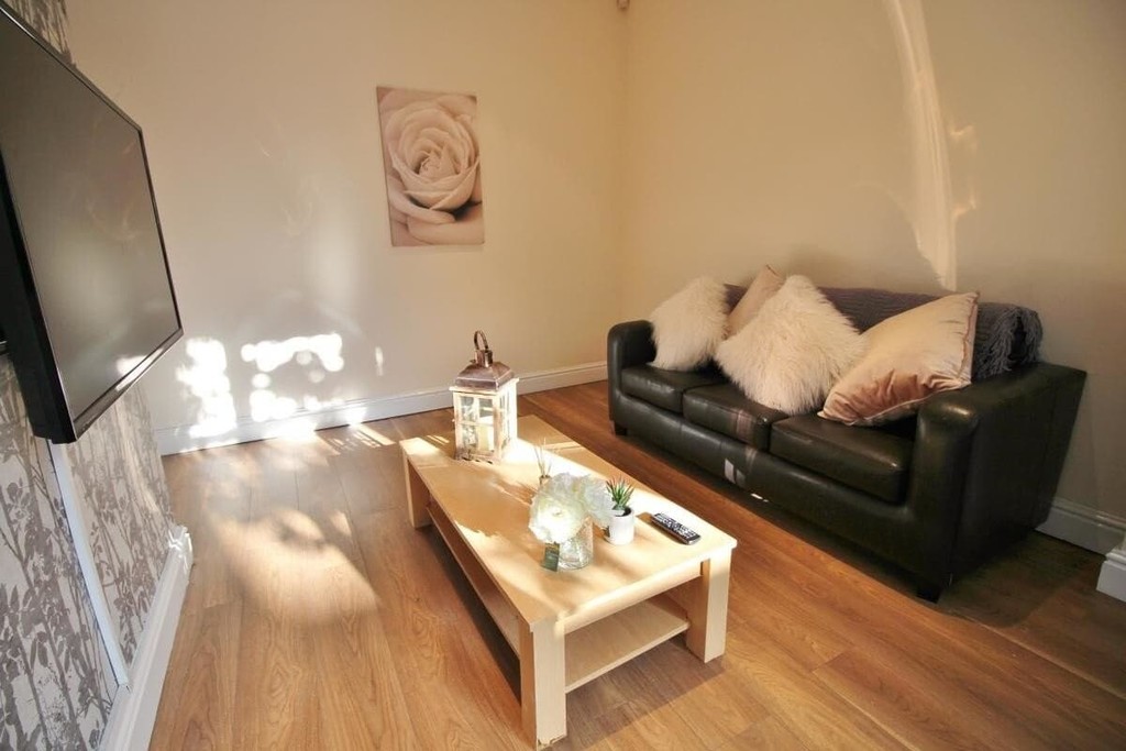 Photo of 6 Bedroom Mid Terraced House in 19 Beechwood Mount, Leeds, LS4 2NQ