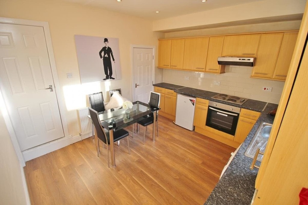 Photo of 6 Bedroom Mid Terraced House in 19 Beechwood Mount, Leeds, LS4 2NQ
