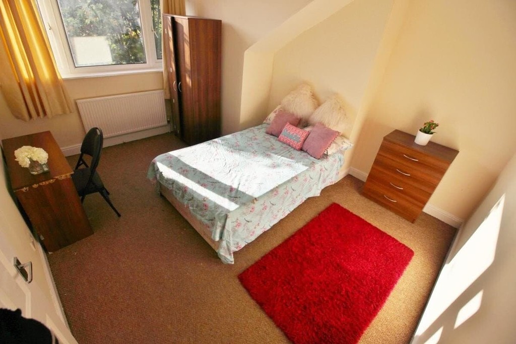 Photo of 6 Bedroom Mid Terraced House in 19 Beechwood Mount, Leeds, LS4 2NQ