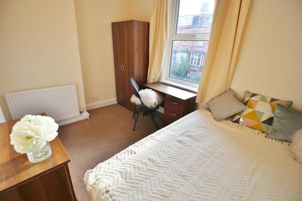 Photo of 6 Bedroom Mid Terraced House in 19 Beechwood Mount, Leeds, LS4 2NQ