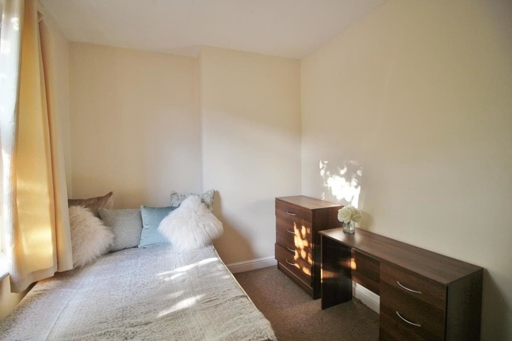 Photo of 6 Bedroom Mid Terraced House in 19 Beechwood Mount, Leeds, LS4 2NQ