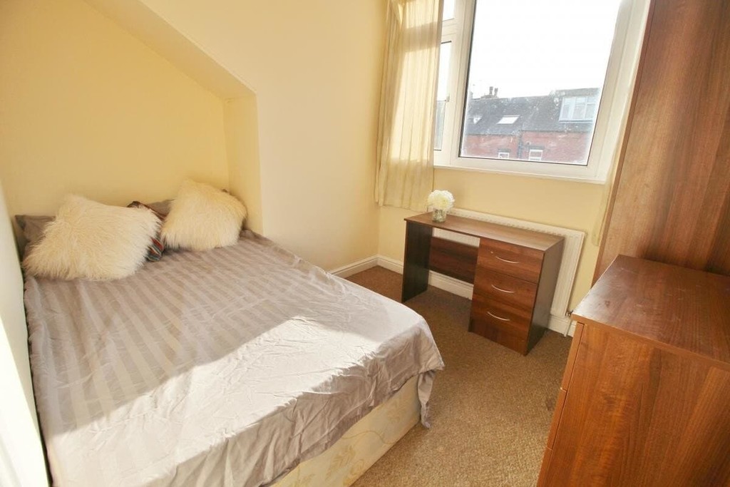 Photo of 6 Bedroom Mid Terraced House in 19 Beechwood Mount, Leeds, LS4 2NQ
