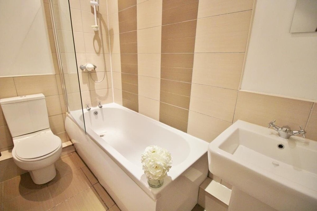 Photo of 6 Bedroom Mid Terraced House in 19 Beechwood Mount, Leeds, LS4 2NQ