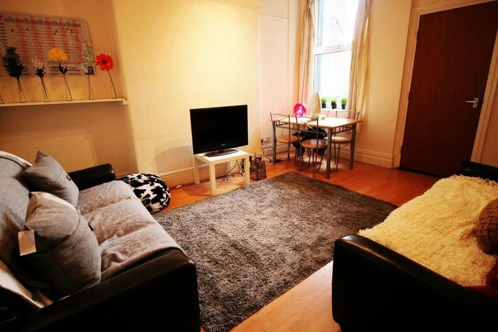 Photo of 6 Bedroom Mid Terraced House in 42 Ash Grove, Leeds, LS6 1AY