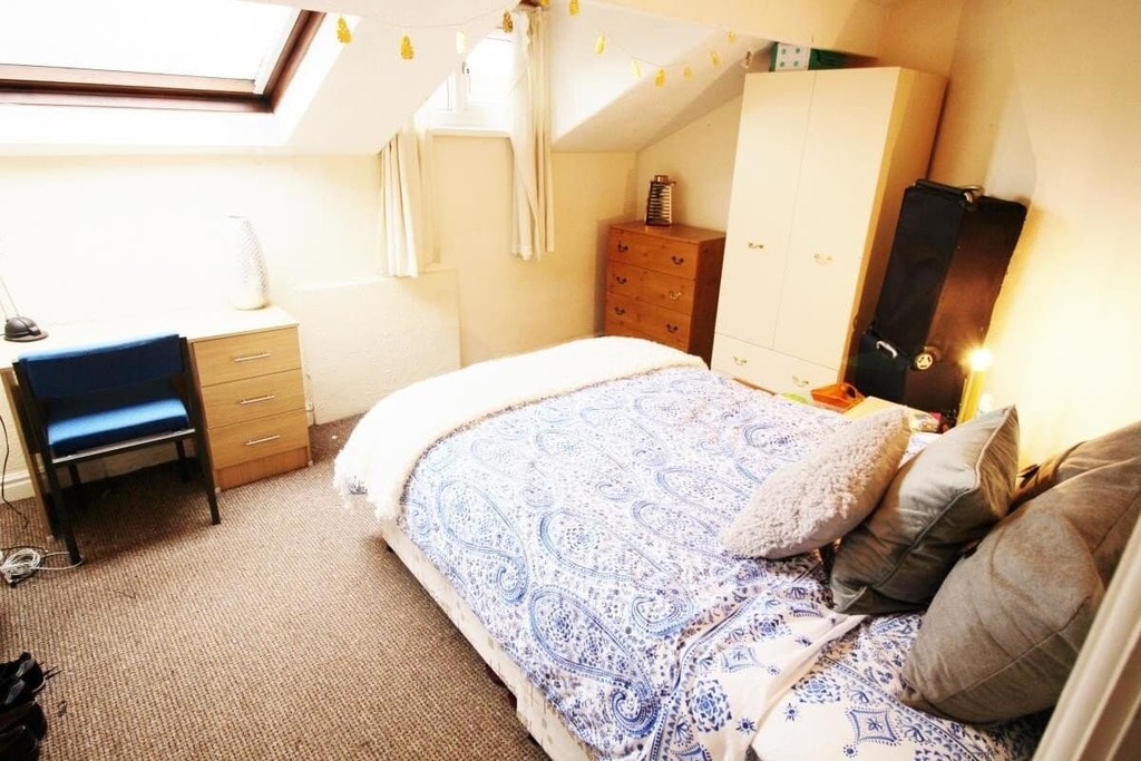Photo of 6 Bedroom Mid Terraced House in 42 Ash Grove, Leeds, LS6 1AY