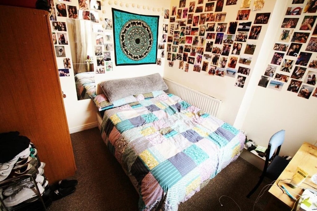 Photo of 6 Bedroom Mid Terraced House in 42 Ash Grove, Leeds, LS6 1AY