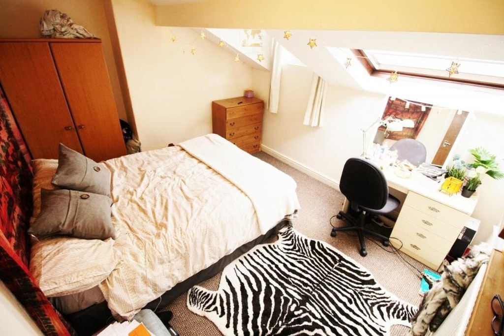 Photo of 6 Bedroom Mid Terraced House in 42 Ash Grove, Leeds, LS6 1AY