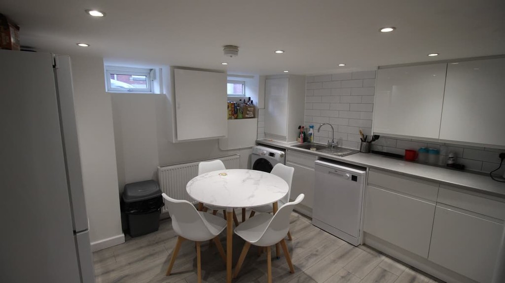Photo of 6 Bedroom Mid Terraced House in 4 Beamsley Mount, Leeds, LS6 1LR