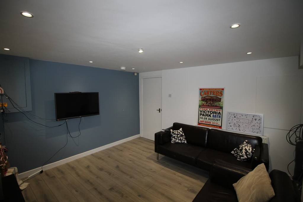 Photo of 6 Bedroom Mid Terraced House in 4 Beamsley Mount, Leeds, LS6 1LR