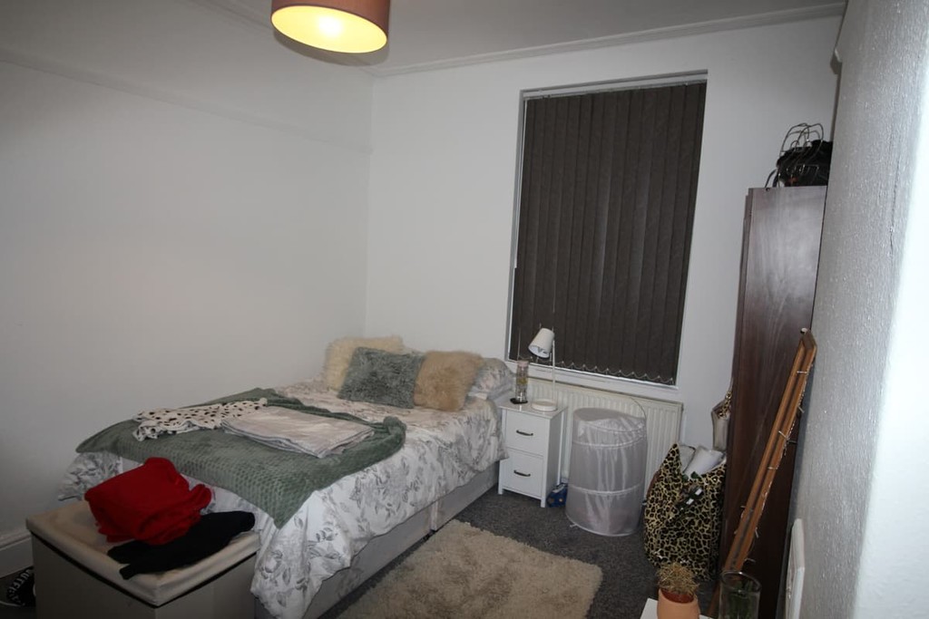 Photo of 6 Bedroom Mid Terraced House in 4 Beamsley Mount, Leeds, LS6 1LR