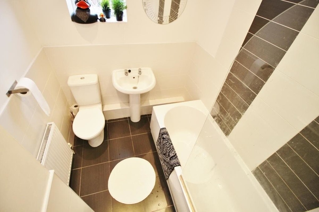 Photo of 6 Bedroom Mid Terraced House in 4 Beamsley Mount, Leeds, LS6 1LR