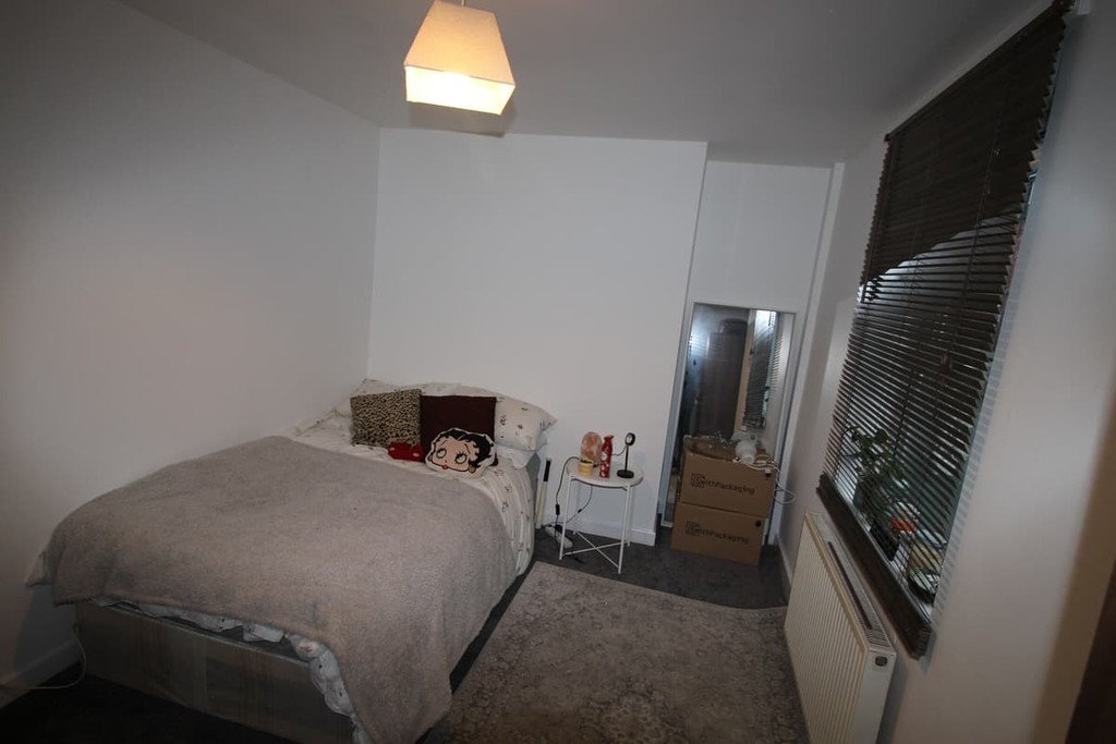 Photo of 6 Bedroom Mid Terraced House in 4 Beamsley Mount, Leeds, LS6 1LR