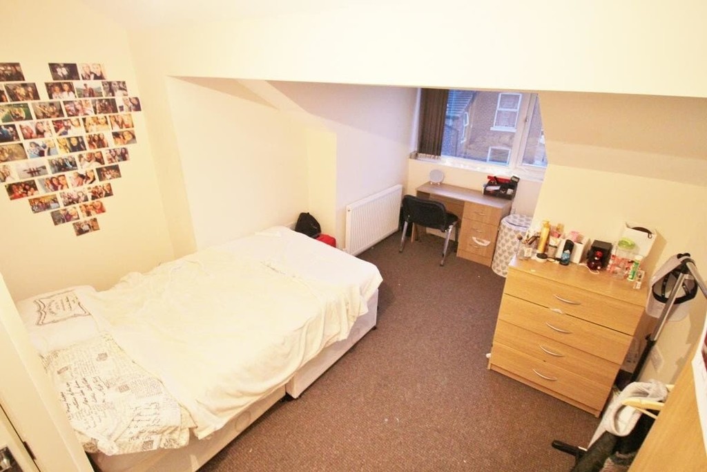 Photo of 6 Bedroom Mid Terraced House in 41 Royal Park Road, Leeds, LS6 1JJ
