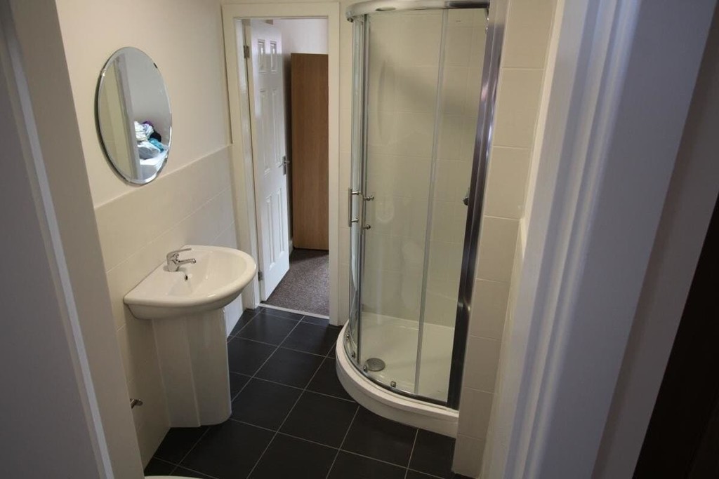 Photo of 6 Bedroom Mid Terraced House in 41 Royal Park Road, Leeds, LS6 1JJ