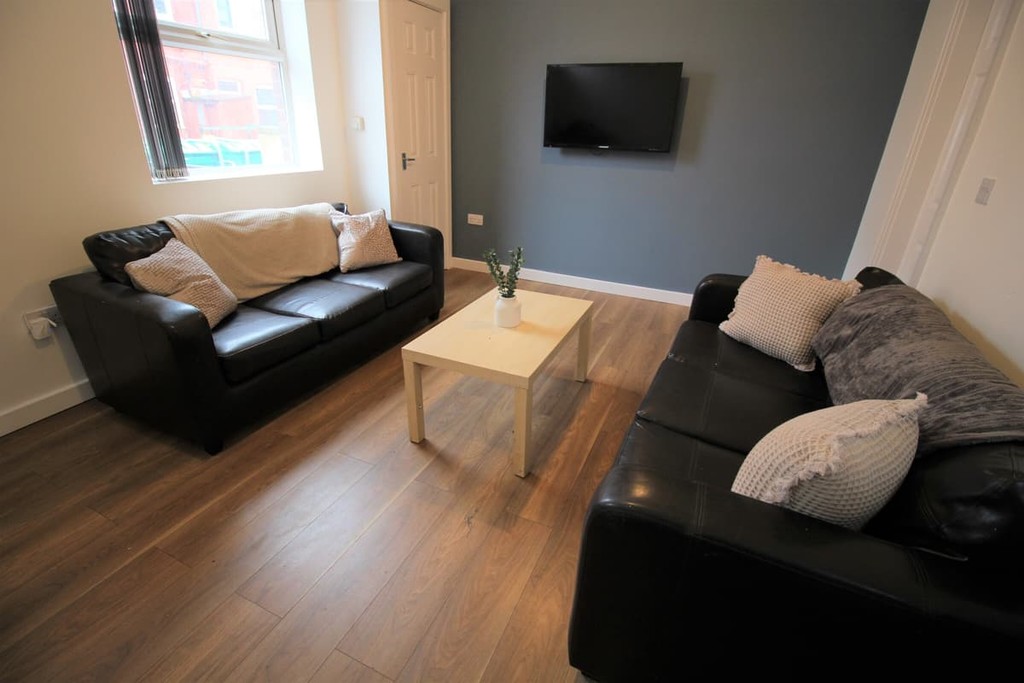 Photo of 6 Bedroom Mid Terraced House in 41 Royal Park Road, Leeds, LS6 1JJ