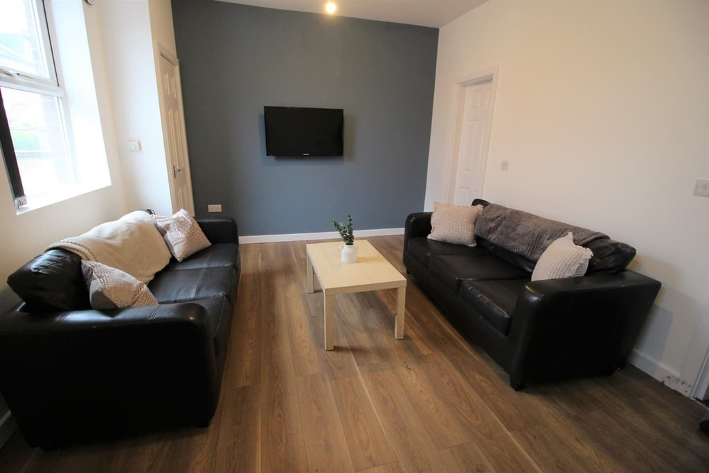 Photo of 6 Bedroom Mid Terraced House in 41 Royal Park Road, Leeds, LS6 1JJ