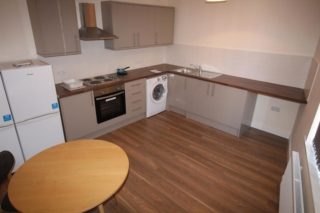 Photo of 6 Bedroom Mid Terraced House in 41 Royal Park Road, Leeds, LS6 1JJ