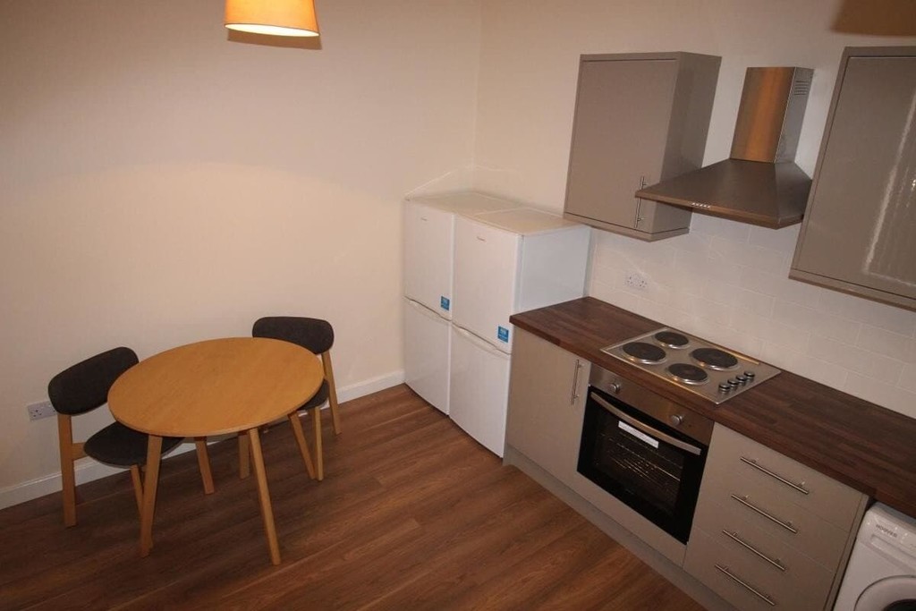 Photo of 6 Bedroom Mid Terraced House in 41 Royal Park Road, Leeds, LS6 1JJ