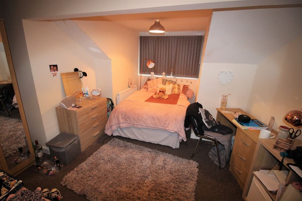 Photo of 6 Bedroom Mid Terraced House in 41 Royal Park Road, Leeds, LS6 1JJ