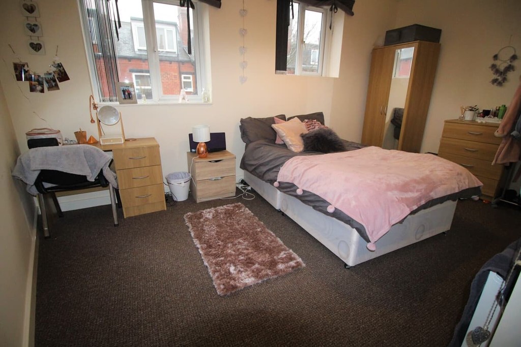 Photo of 6 Bedroom Mid Terraced House in 41 Royal Park Road, Leeds, LS6 1JJ