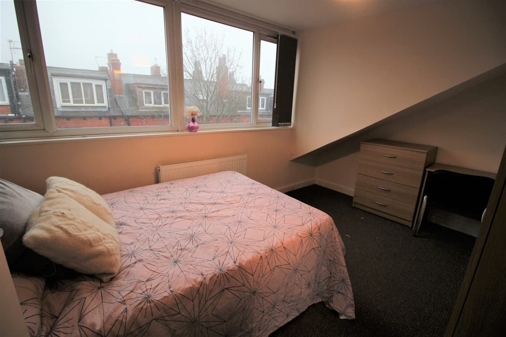 Photo of 6 Bedroom Mid Terraced House in 41 Royal Park Road, Leeds, LS6 1JJ