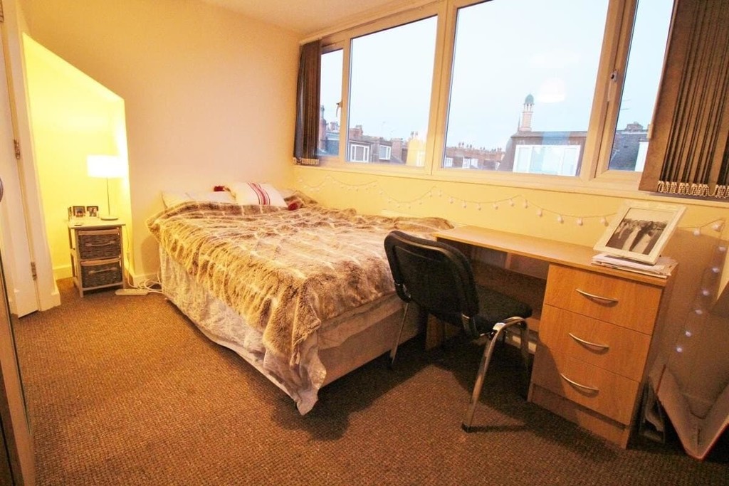 Photo of 6 Bedroom Mid Terraced House in 41 Royal Park Road, Leeds, LS6 1JJ